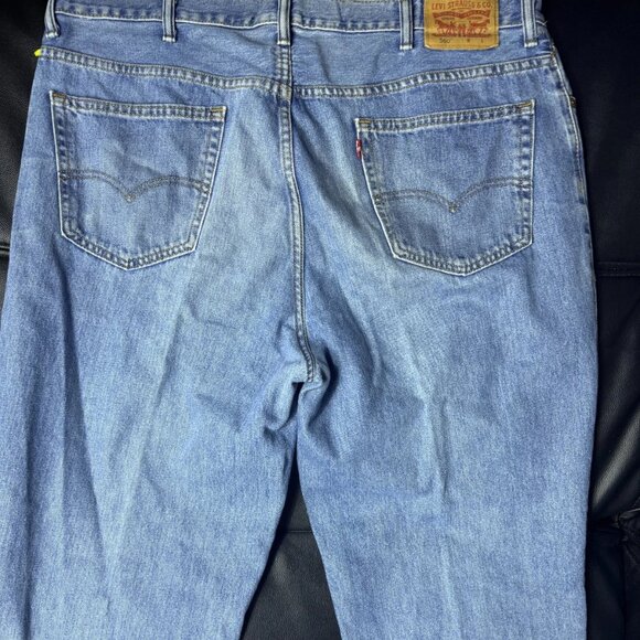 Levi's 560 Men's Tapered Leg Jeans Blue Denim Medium Wash 5-Pocket Design - Picture 2 of 9
